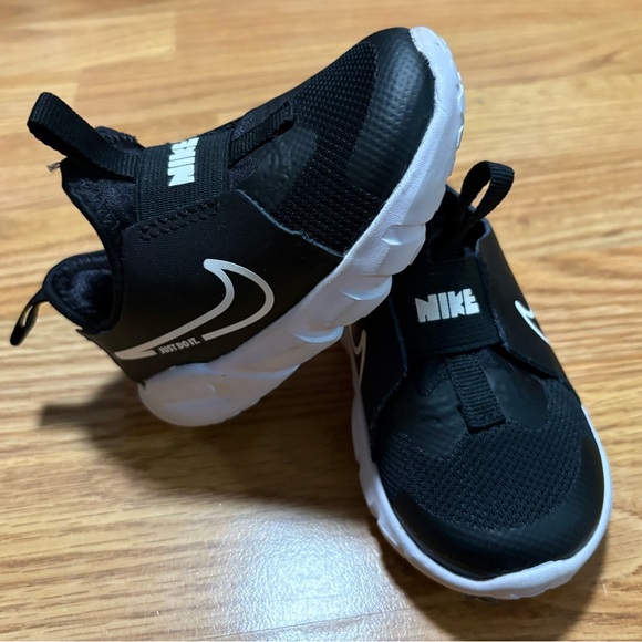 Nike Infant 5C Black and White Sneakers - Picture 1 of 8
